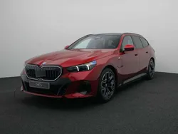 Rood Nieuw 2025 BMW 530e Comfort Edition Stationwagen | € 88.995 (Eerlijke prijs)