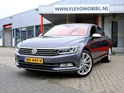 Grijs, metallic lak Gebruikt 2017 VW Passat Highline Sedan | € 21.450 (Eerlijke prijs)