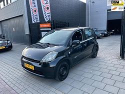 Zwart, metallic lak Gebruikt 2005 Daihatsu Sirion Hatchback | € 999 (Duur)