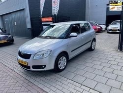 Grijs, metallic lak Gebruikt 2007 Skoda Fabia Ambiente Hatchback | € 2.999 (Eerlijke prijs)