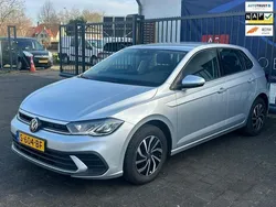 Grijs Gebruikt 2023 VW Polo Life Hatchback | € 18.888 (Eerlijke prijs)