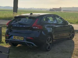 Zwart Gebruikt 2015 Volvo V40 Summum Stationwagen | € 7.499 (Eerlijke prijs)