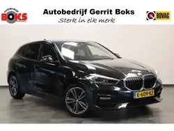 Zwart, metallic lak Gebruikt 2021 BMW 118 Executive Hatchback | € 25.550 (Eerlijke prijs)