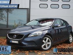 Blauw (metallic) Gebruikt 2015 Volvo V40 Kinetic Hatchback | € 10.995 (Eerlijke prijs)