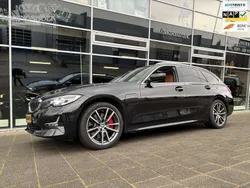 Zwart, metallic lak Gebruikt 2021 BMW 330e Executive Stationwagen | € 26.950 (Goede deal)