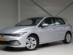 Grijs Gebruikt 2021 VW Golf VIII Life Hatchback | € 19.950 (Eerlijke prijs)