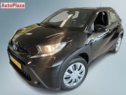 Zwart Gebruikt 2024 Toyota Aygo Play Hatchback | € 18.950 (Eerlijke prijs)