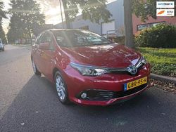 Rood (metallic) Gebruikt 2016 Toyota Auris Hybrid Hatchback | € 14.950 (Eerlijke prijs)