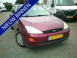 Rood, metallic lak Gebruikt 2000 Ford Focus Ambiente Stationwagen | € 850 (Eerlijke prijs)