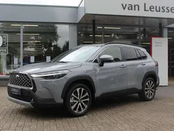 Grijs, metallic lak Nieuw 2025 Toyota Corolla Cross Style SUV | € 45.900 (Eerlijke prijs)