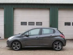 Grijs, metallic lak Gebruikt 2014 Peugeot 208 Envy Hatchback | € 6.250 (Eerlijke prijs)