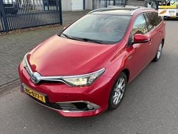 Rood (metallic) Gebruikt 2015 Toyota Auris Touring Sports Stationwagen | € 7.750 (Eerlijke prijs)