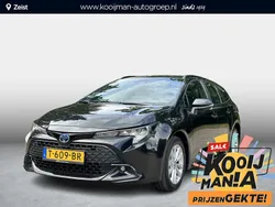 Zwart Gebruikt 2023 Toyota Corolla Hybrid Active Stationwagen | € 27.900