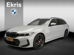 Grijs, metallic lak Gebruikt 2023 BMW 330e Shadowline Stationwagen | € 42.900 (Iets duurder)