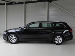 Zwart Gebruikt 2022 VW Passat Business Stationwagen | € 23.950 (Goede deal)