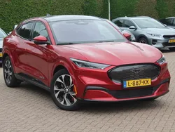 Rood, metallic lak Gebruikt 2021 Ford Mustang Mach-E SUV | € 31.999