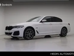 Wit Gebruikt 2022 BMW 530e M Sport Sedan | € 41.895 (Eerlijke prijs)