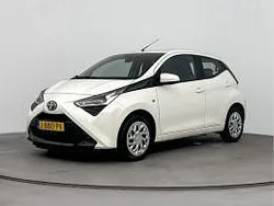 Cool white (licht wit) Gebruikt 2020 Toyota Aygo X-play Hatchback | € 12.245 (Eerlijke prijs)