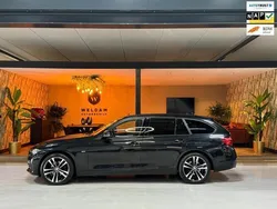 Zwart, metallic lak Gebruikt 2018 BMW 320 Sport Line Stationwagen | € 24.990 (Eerlijke prijs)
