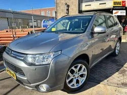 Grijs, metallic lak Gebruikt 2014 Mitsubishi Outlander P-HEV Instyle SUV | € 8.950 (Goede deal)