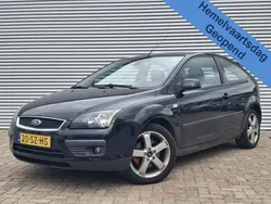 Zwart, metallic lak Gebruikt 2006 Ford Focus Hatchback | € 1.448 (Eerlijke prijs)