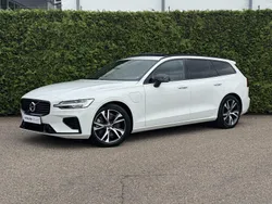 Wit Gebruikt 2022 Volvo V60 R-Design Stationwagen | € 40.940 (Eerlijke prijs)