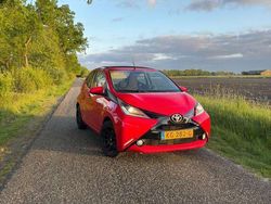 Rood Gebruikt 2016 Toyota Aygo X-wave Hatchback | € 5.495 (Goede deal)