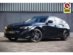 Zwart Gebruikt 2022 BMW 330e Shadowline Stationwagen | € 32.895 (Super prijs)