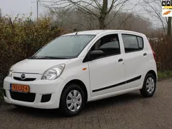 Wit, metallic lak Gebruikt 2010 Daihatsu Cuore Plus Hatchback | € 3.950 (Eerlijke prijs)
