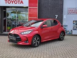 Rood Nieuw 2025 Toyota Yaris Hybrid Comfort Hatchback | € 34.079 (Duur)