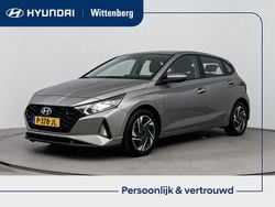 Brass metallic (r3w) Gebruikt 2022 Hyundai i20 Comfort Hatchback | € 15.900 (Eerlijke prijs)