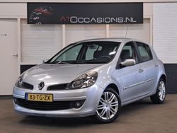 Grijs, metallic lak Gebruikt 2006 Renault Clio II Initiale Hatchback | € 3.995 (Eerlijke prijs)