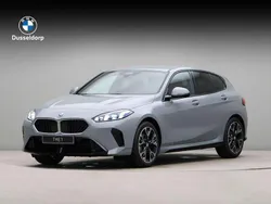 Blauw, metallic lak Nieuw 2025 BMW 120 Comfort Edition Hatchback | € 50.735 (Goede deal)