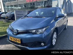 Blauw, metallic lak Gebruikt 2018 Toyota Auris Hybrid Plus Hatchback | € 16.445 (Eerlijke prijs)