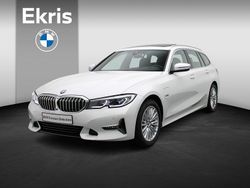 Mineralweiss metallic (wit metallic) Gebruikt 2021 BMW 320e Executive Stationwagen | € 28.900 (Eerlijke prijs)