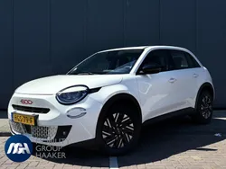 Wit Nieuw 2025 Fiat 600E Red SUV | € 28.700
