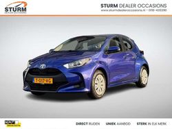 Blauw (metallic) Gebruikt 2023 Toyota Yaris Hybrid Active Hatchback | € 21.390 (Eerlijke prijs)