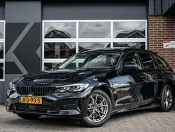 Zwart Gebruikt 2022 BMW 330e Sport Line Stationwagen | € 32.900 (Eerlijke prijs)