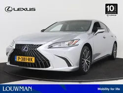 Sonic platinum metallic (grijs metallic) Gebruikt 2022 Lexus ES300H Executive Line Sedan | € 42.950 (Eerlijke prijs)