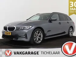 Grijs Gebruikt 2021 BMW 318 Executive Stationwagen | € 25.699 (Eerlijke prijs)