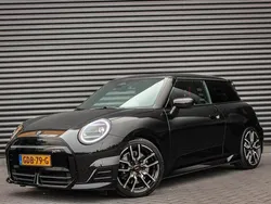 Zwart Nieuw 2024 Mini Cooper Hatchback | € 34.895 (Eerlijke prijs)