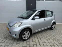 Grijs, metallic lak Gebruikt 2009 Daihatsu Sirion Hatchback | € 2.875 (Eerlijke prijs)