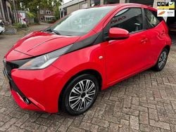 Rood Gebruikt 2015 Toyota Aygo X-play Hatchback | € 6.950 (Goede deal)