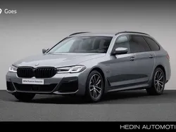 Grijs, metallic lak Gebruikt 2023 BMW 530 Comfort Edition Stationwagen | € 51.880 (Eerlijke prijs)