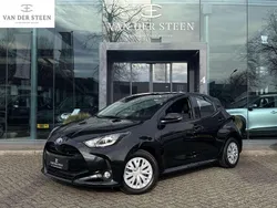 Zwart Gebruikt 2024 Toyota Yaris Hybrid Active Hatchback | € 21.950 (Goede deal)