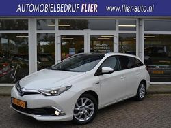 Wit (parellak) Gebruikt 2017 Toyota Auris Touring Sports Executive Stationwagen | € 16.750 (Eerlijke prijs)