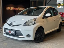 Wit Gebruikt 2013 Toyota Aygo Hatchback | € 4.549 (Eerlijke prijs)