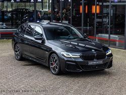 Zwart Gebruikt 2023 BMW 530e M Sport Stationwagen | € 44.950 (Eerlijke prijs)