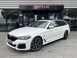 Wit Gebruikt 2023 BMW 530e M Sport Stationwagen | € 41.950 (Eerlijke prijs)