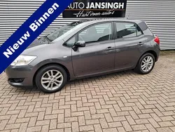 Grijs, metallic lak Gebruikt 2010 Toyota Auris Hatchback | € 7.445 (Iets duurder)